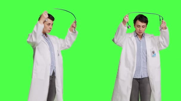 Allmänpraktiserande Läkare Med Vit Rock Med Stetoskop Ateljén Förbereder Sig — Stockvideo