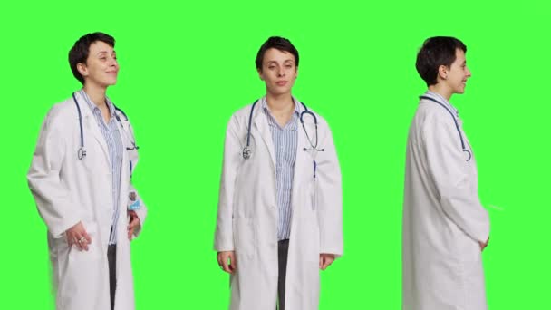 코트와 시험을위한 청진기를 착용하는 의사의 초상화 스크린 배경에 대하여 전문가에서 — 비디오