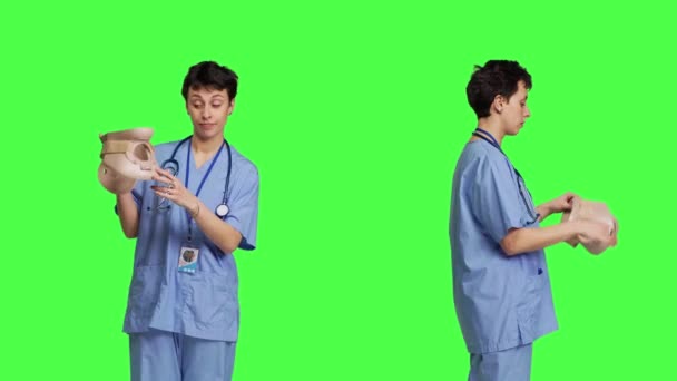 Pielęgniarka Wyjaśniająca Użycie Kołnierza Szyjnego Przypadku Złamania Kręgosłupa Lub Szyi — Wideo stockowe