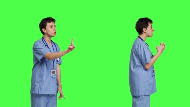 Niezadowolona Irytująca Pielęgniarka Krzycząca Nie Kłócąca Się Kimś Zielonym Ekranie — Wideo stockowe