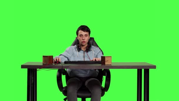 Bilgisayar Oyunlarındaki Zaferini Kutlayan Genç Yetişkinlerin Pov Masada Oturup Bilgisayarda — Stok video