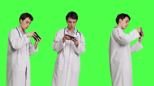 Médico Geral Jogando Jogos Vídeo Aplicativo Telefone Móvel Divertindo Com — Vídeo de Stock