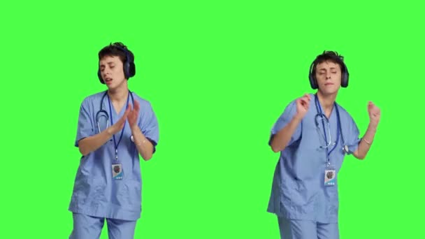 Infirmière Amuse Écouter Musique Sur Des Écouteurs Sans Fil Porter — Video
