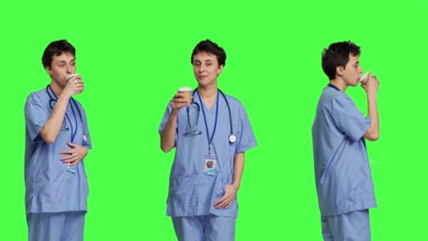 Healthcare Ειδικός Απολαμβάνοντας Ζεστό Φλιτζάνι Καφέ Κατά Φόντο Πράσινο Πίνοντας — Αρχείο Βίντεο