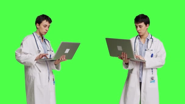Médico Confiante Procura Novos Medicamentos Para Tratar Doença Usando Laptop — Vídeo de Stock