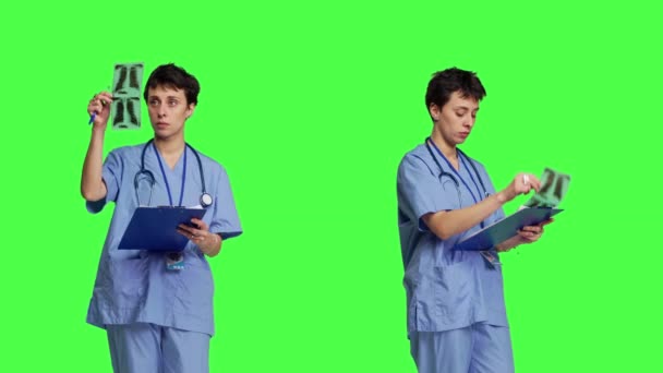 Tıbbi Uzman Hastane Laboratuarındaki Röntgen Taramasını Inceleyip Hasta Hastalığının Teşhisini — Stok video