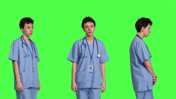 Porträt Eines Selbstbewussten Arzthelfers Der Mit Verschränkten Armen Studio Vor — Stockvideo