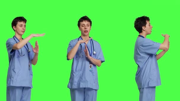 Tıbbi Asistan Yeşil Ekran Arkaplanına Zaman Aşımı Sembolü Veriyor Limitleri — Stok video