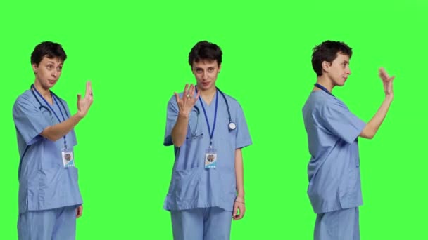 医疗助理让一个人在绿屏背景下走过来 邀请病人走近 护士在擦洗呼叫某人检查 年轻的外科医生 摄像头B — 图库视频影像