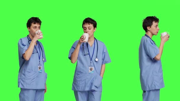 Assistente Medico Bere Una Tazza Caffè Prima Iniziare Gli Appuntamenti — Video Stock