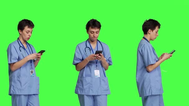 Junge Krankenschwester Die Vor Greenscreen Hintergrund Auf Dem Smartphone Sms — Stockvideo