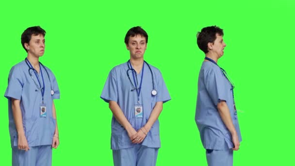 Unzufriedene Arzthelferin Zeigt Studio Daumen Nach Unten Und Präsentiert Ihre — Stockvideo