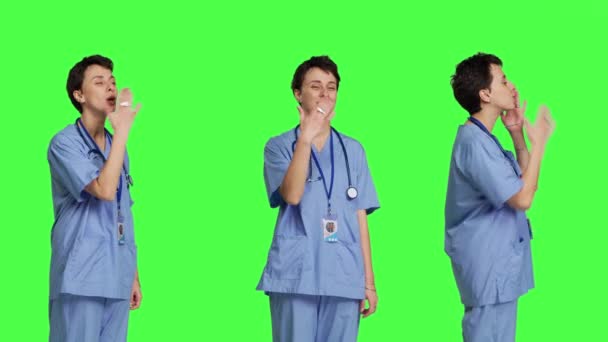 Φλέρταρε Χαριτωμένο Νοσοκόμα Φυσάει Αέρα Φιλιά Κατά Φόντο Πράσινο Είναι — Αρχείο Βίντεο