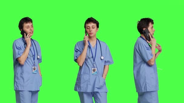 스마트 사용하여 전문가가 중요한 전화를 스크린 배경에 있습니다 간호사는 환자들에게 — 비디오