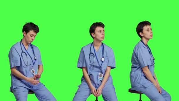 Медицинский Ассистент Ждет Кого Пока Сидит Стуле Чувствуя Себя Нетерпеливой — стоковое видео