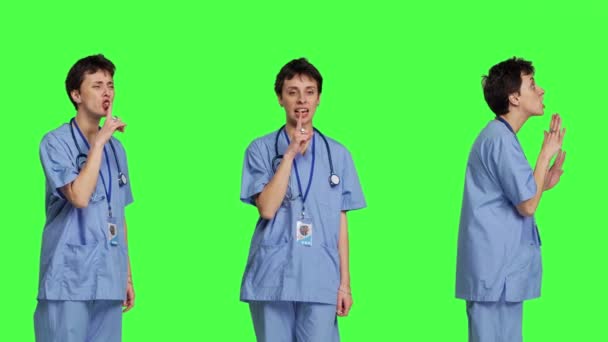 Asistente Médico Pidiendo Guardar Silencio Guardar Silencio Contra Pantalla Verde — Vídeo de stock