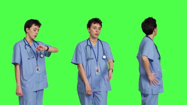 Gestresste Krankenschwester Die Die Zeit Auf Der Wache Kontrolliert Und — Stockvideo
