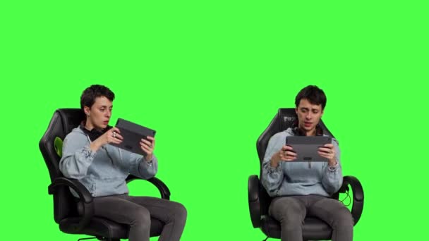 Oyuncu Çevrimiçi Video Oyunları Turnuvasında Kaybedip Kazanıyor Tabletle Siber Uzay — Stok video