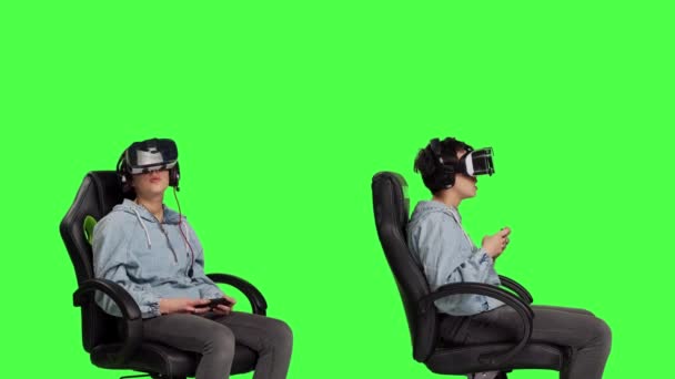 Женщина Игрок Использует Гарнитуру Виртуальной Реальности Играть Друзьями Онлайн Подключении — стоковое видео