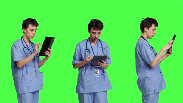 Медицинский Ассистент Просматривает Веб Страницы Планшетах Текстовых Сообщениях Используя Приложения — стоковое видео