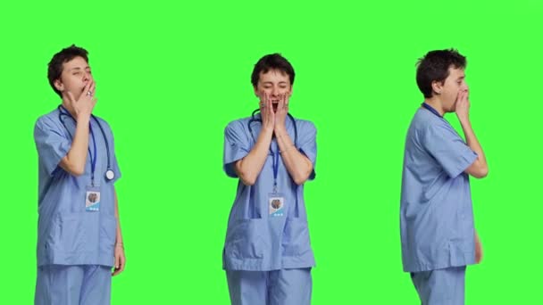 Asystentka Medyczna Jest Bardzo Śpiąca Zielonym Ekranie Przepracowana Nocnej Zmianie — Wideo stockowe