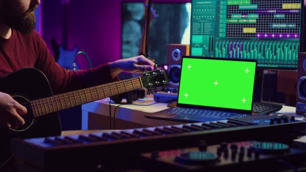 Musicien Apprenant Jouer Nouvel Instrument Acoustique Dans Son Home Studio — Video
