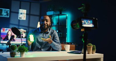 Teknik içerik yaratıcısı, küçük RGB ışıkları cihazını boşaltıp izleyicilere yararlı bilgiler sunuyor. Viral internet yıldızı abonelere ve el kameralarına yardımcı yayın aracı gösteriyor