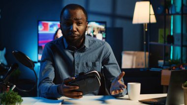 Teknoloji içeriği yaratıcısı yeni çıkan VR gözlüklerini görüntülüyor, paketleri açıyor ve izleyicilere özelliklerini sunuyor. Sanal gerçeklik gözlüklerini abonelere gösteren bir etken