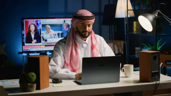 Arabische Zakenman Begint Zijn Dag Thuis Opent Laptop Surft Het — Stockfoto