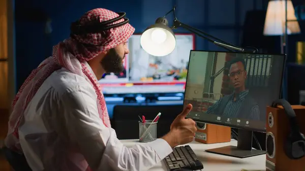 セラピストとのビデオ通話セッションのアラブのテレワーカーは アドバイスを求め 落ち込んでいます リモートで働くイスラム教徒の従業員 スタイリッシュな居心地の良い家からの心理学者とのオンライン相談 — ストック写真