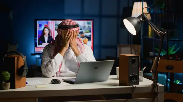 Homme Affaires Arabe Souffrant Migraine Travaillant Maison Tout Utilisant Ordinateur — Photo
