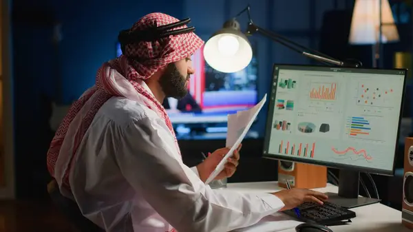 Arabische Telewerker Controleren Analytics Statistische Gegevens Set Terwijl Afstand Werken — Stockfoto