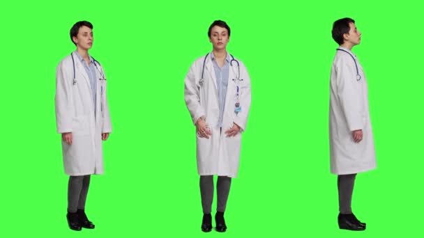 Stüdyoda Beyaz Hastane Önlüğü Giyen Bir Sağlık Uzmanının Portresi Yeşil — Stok video