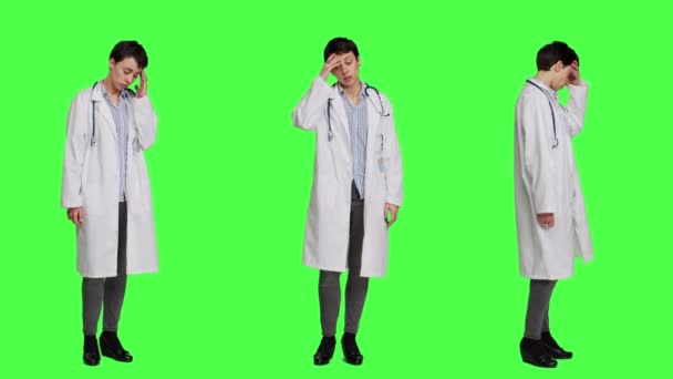 Ongelukkig Medicus Omgaan Met Een Pijnlijke Migraine Tegen Greenscreen Achtergrond — Stockvideo