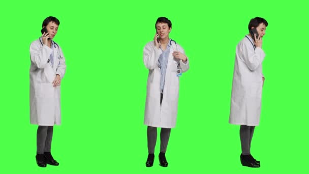 Γυναίκα Γιατρός Μιλάει Στο Smartphone Κλήση Κατά Φόντο Πράσινο Οθόνη — Αρχείο Βίντεο