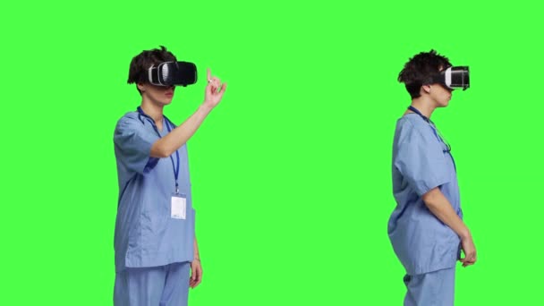 Медицинский Ассистент Осматривает Результаты Обследования Очках Виртуальной Реальности Смотрит Интерактивный — стоковое видео