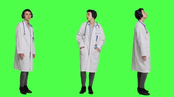 Stüdyoda Müzik Eşliğinde Dans Eden Neşeli Bir Doktor Yeşil Perdeye — Stok video