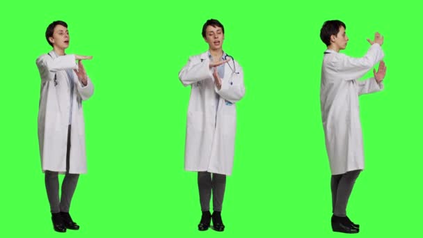 Kadın Doktor Yeşil Perde Arkaplanına Karşı Jest Yapıyor Birden Fazla — Stok video