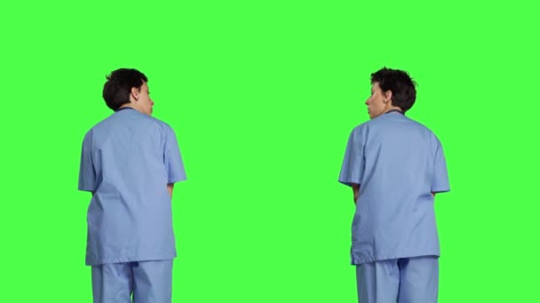 紧张的护士忙着做检查 等着病人来检查 有刷子的医疗助理在绿屏背景下表现得不耐烦 摄像头B — 图库视频影像