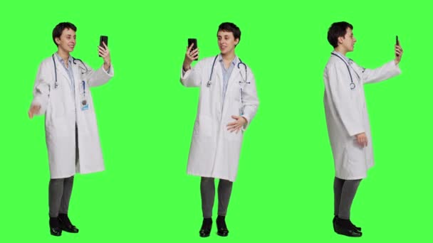 Orvos Szakember Távbeszélget Betegekkel Okostelefon Internet Kapcsolat Zöld Háttér Orvos — Stock videók