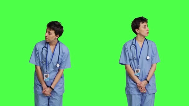 Asystent Medyczny Niecierpliwi Się Zielonym Ekranie Rozgląda Się Czeka Pacjentów — Wideo stockowe