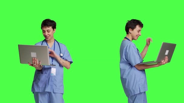 Enfermera Que Asiste Telemedicina Línea Videocall Ordenador Portátil Hablando Con — Vídeos de Stock
