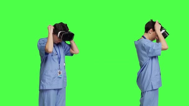 Медицинский Ассистент Работает Очками Виртуальной Реальности Фоне Зеленого Экрана Используя — стоковое видео