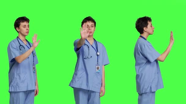 Ειδικός Υγείας Μπλε Ποδιά Που Δείχνει Στοπ Στο Στούντιο Στέκεται — Αρχείο Βίντεο