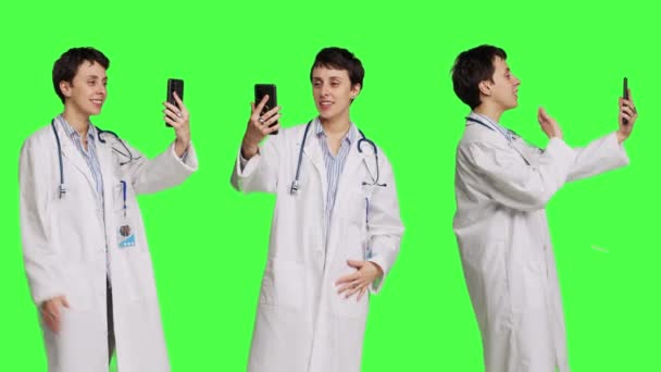 스마트 인터넷 스크린 배경에 환자와 대화를 전문가 의사는 비디오 회의에 — 비디오