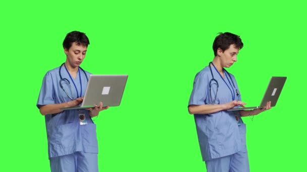 Medizinische Assistenten Suchen Mit Laptop Vor Greenscreen Hintergrund Nach Behandlungen — Stockvideo