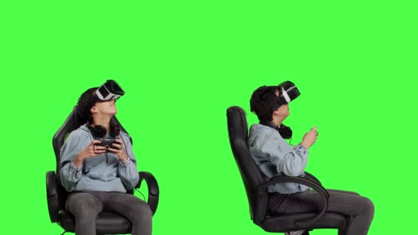 Женщина Геймер Выигрывает Видеоигры Онлайн Гарнитурой Виртуальной Реальности Смартфоном Наслаждаясь — стоковое видео