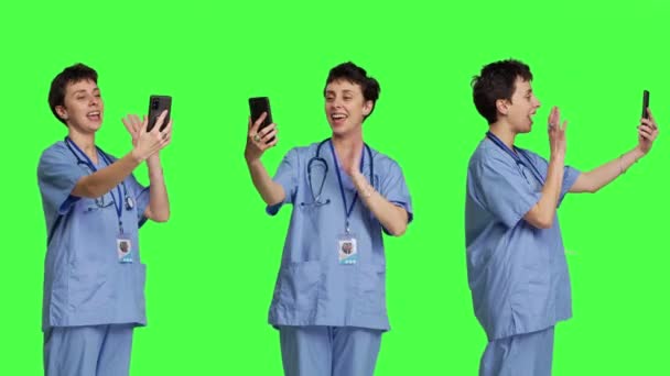 Медсестра Отвечает Видеосвязь Встречи Рабочем Перерыве Используя Смартфон Связи Друзьями — стоковое видео