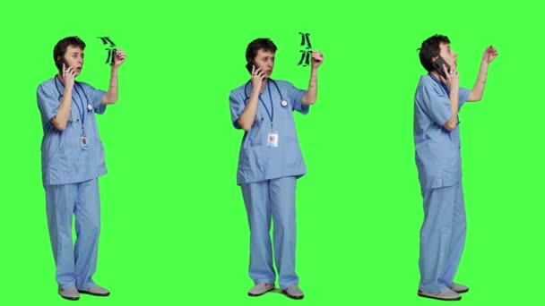 Verpleegster Uitleggen Ziekte Diagnose Van Röntgenfoto Tot Patiënt Telefoongesprek Het — Stockvideo