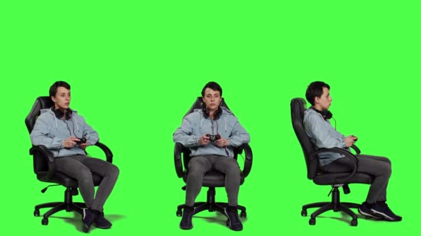 Gamer Die Online Videospiele Mit Controller Spielen Sitzen Einem Bürostuhl — Stockvideo